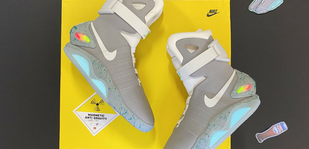 Кроссовки Nike Air Mag на жёлтой коробке